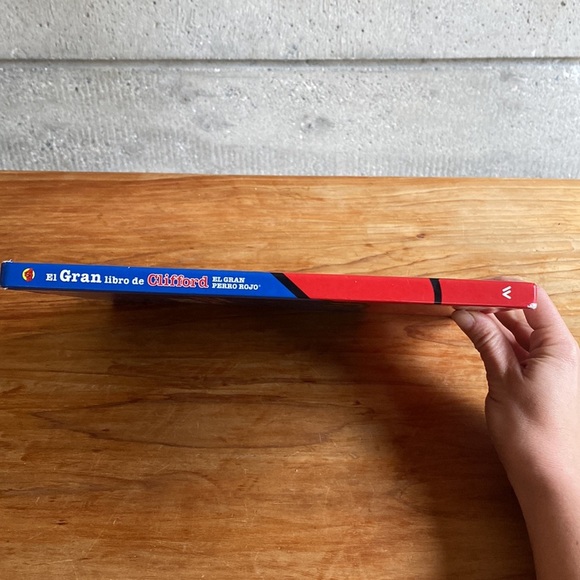 Spanish Clifford Book with stories and activities - Picture 4 of 9